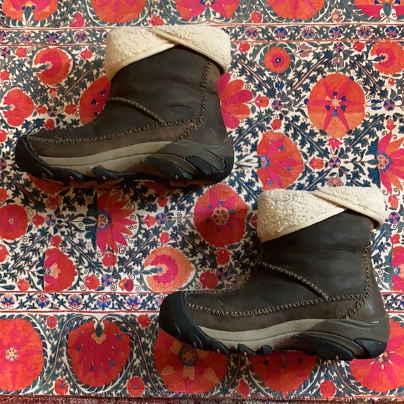 SOLD— Keen Winter Boots Size 9 - Picture 2 of 6
